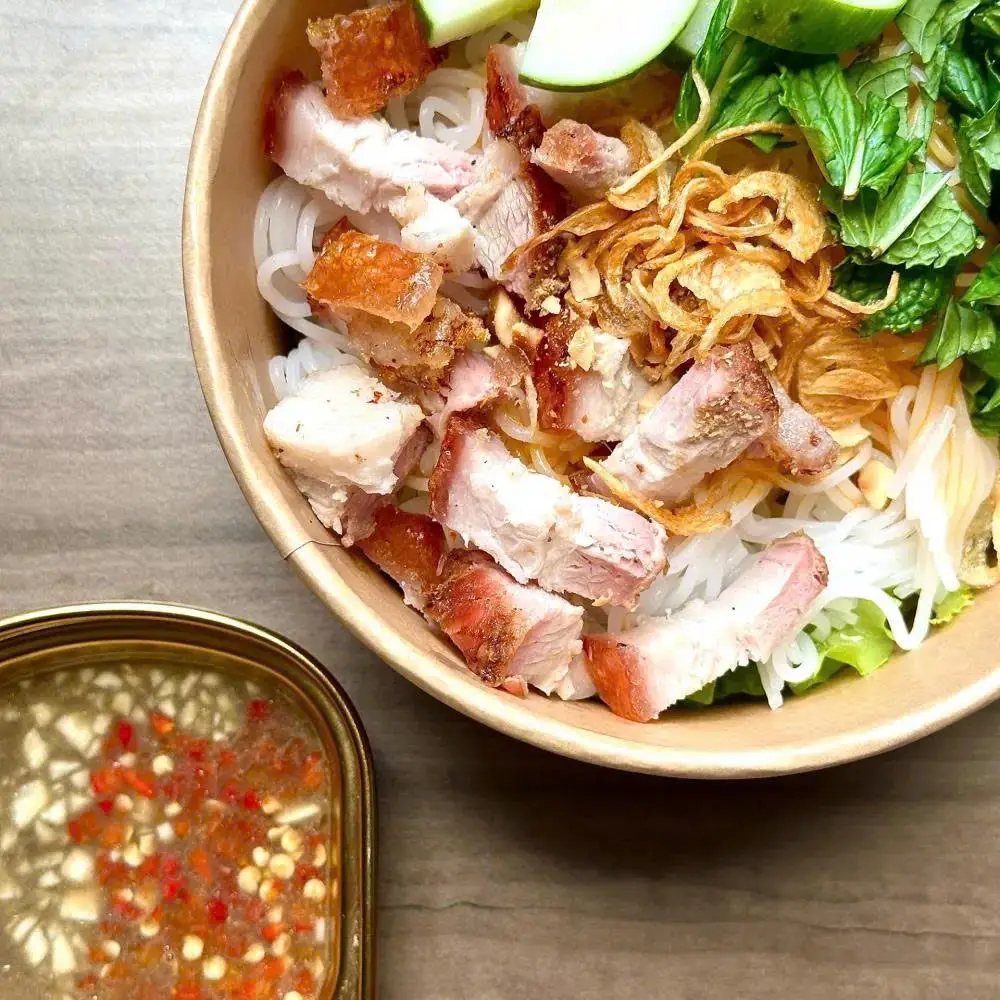 Hình ảnh Bún mắm nêm heo quay