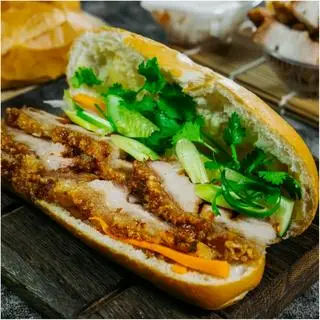 Hình ảnh Bánh mì nạc heo quay da giòn