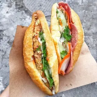 Hình ảnh Bánh mỳ trứng gà rán - xúc xích size lớn