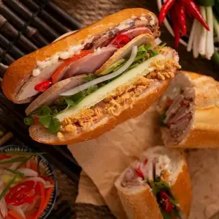 Hình ảnh Bánh mì đầy đủ