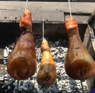 Hình ảnh Chân giò quay bánh bao lá mắc mật - loại ngon đặc biệt