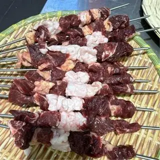 Hình ảnh 炭烤牛肉串 - 3串Bò xiên nướng than (3 xiên)