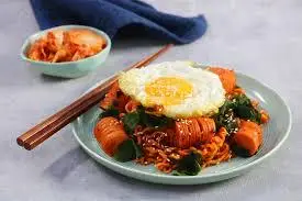 Hình ảnh Mì trộn Indomie xúc xích
