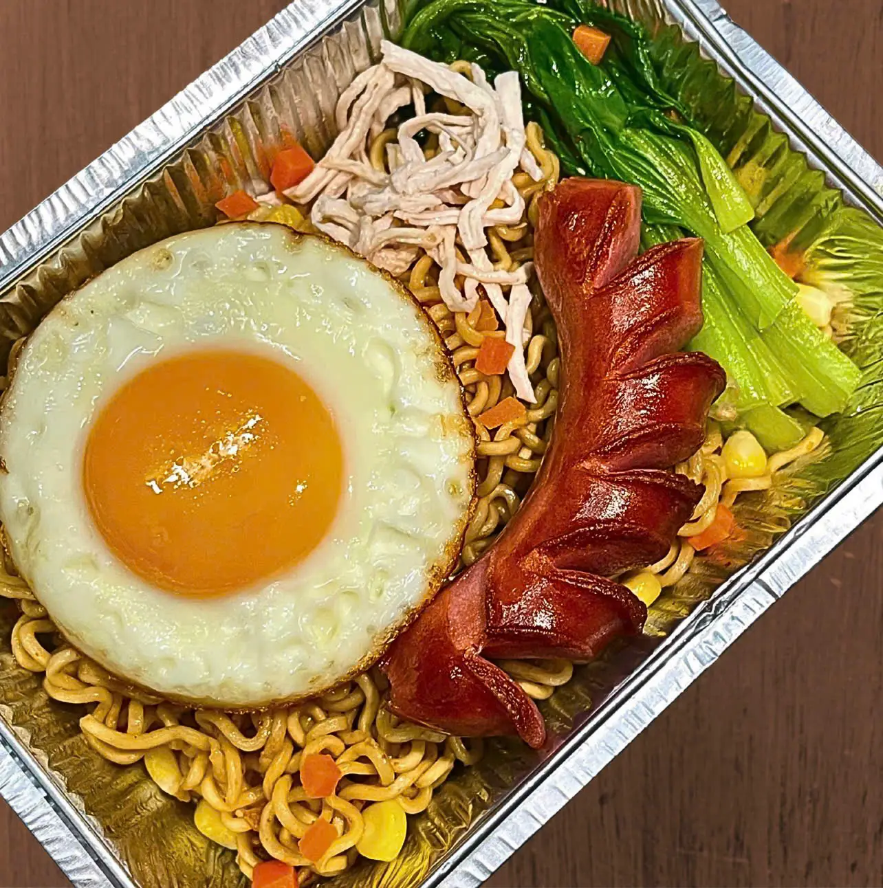 Hình ảnh Mì trộn trứng xúc xích