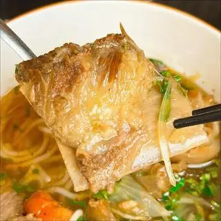 Hình ảnh Bún bò đầy đủ có sườn