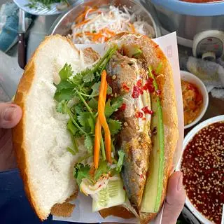 Hình ảnh Bánh mì cá hộp