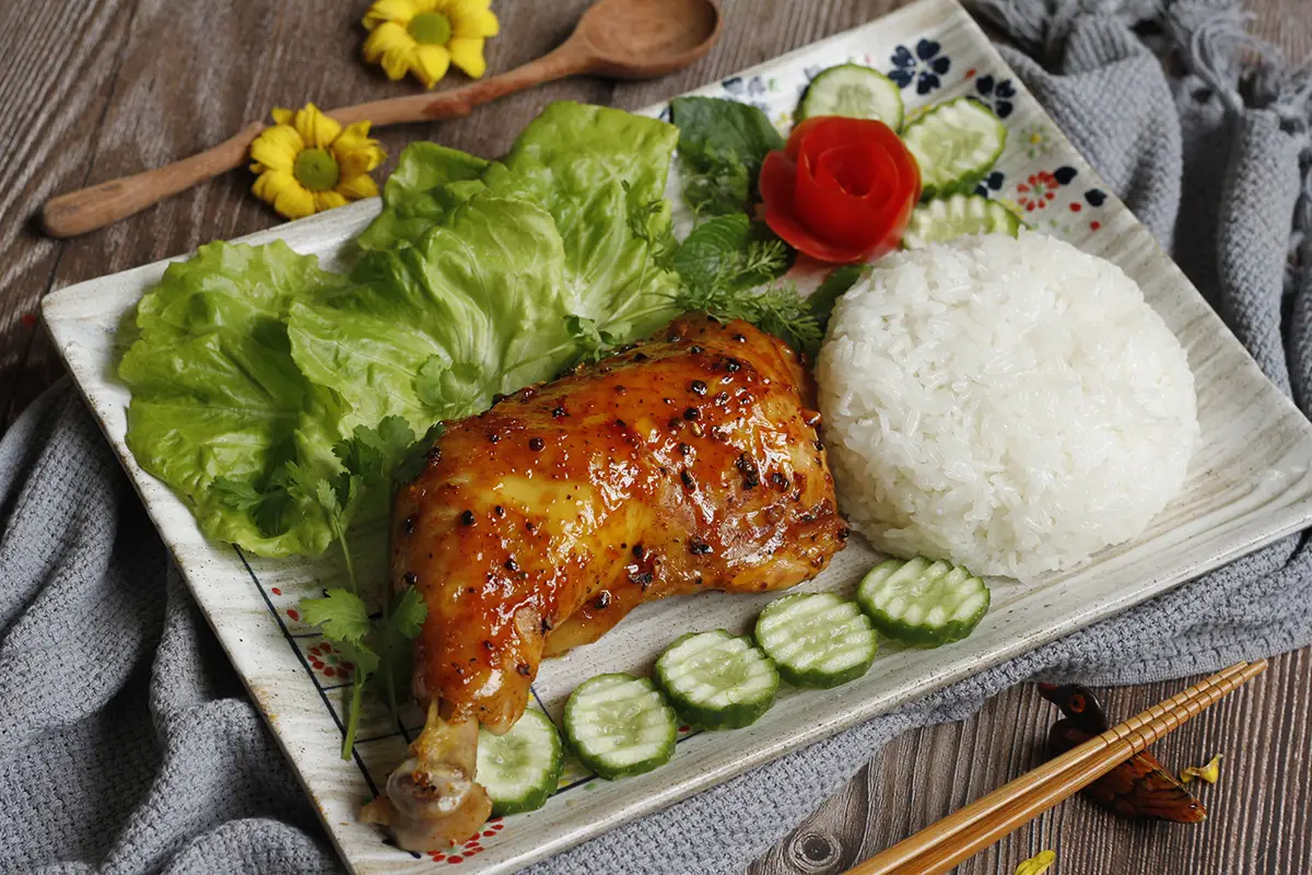 Hình ảnh Cơm gà sốt mắm tỏi (tặng trà tắc)