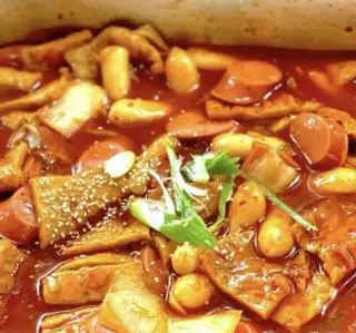 Hình ảnh Tokbokki thập cẩm ( xúc Xích, chả cá, Trứng Cút) + Kim Chi HQ