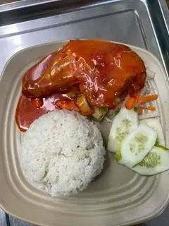 Hình ảnh Cơm gà sốt chua cay