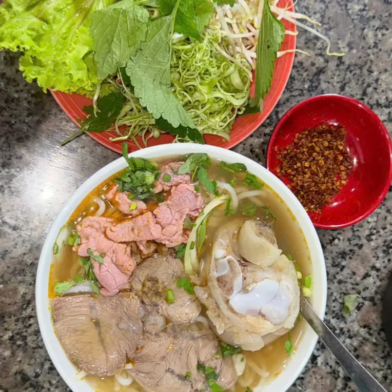 Hình ảnh Bún bò giò heo - bắp bò - tái