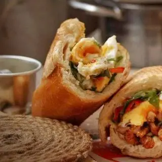 Hình ảnh Bánh mì chả trứng đặc biệt