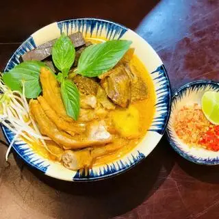 Hình ảnh Cà ri chân cổ vịt kèm bánh mì