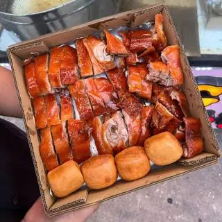 Hình ảnh 1 con Vịt quay da giòn + 4 bánh bao hoặc 2 bánh mỳ