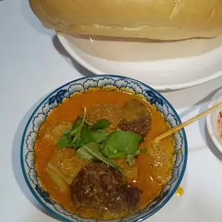 Hình ảnh Phá lấu bò kèm bánh mì