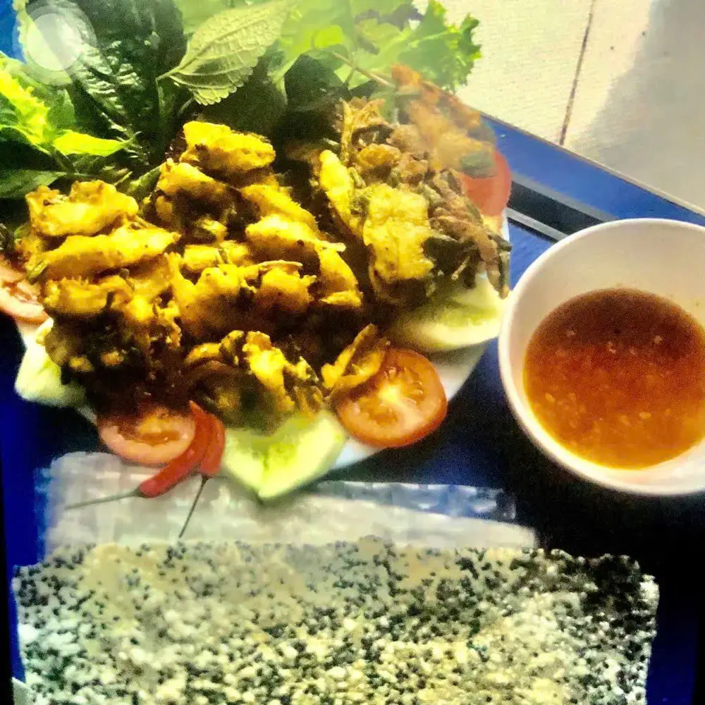 Hình ảnh Cá mai lăn bột chiên giòn cuốn rau