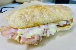 Hình ảnh The Ham & Cheese sandwich - Bánh mì thịt nguội và phô mai