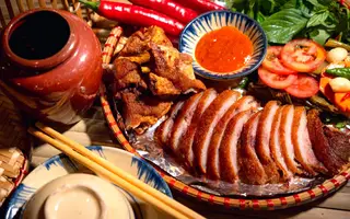 Hình ảnh Giò heo nướng da giòn nguyên đùi
