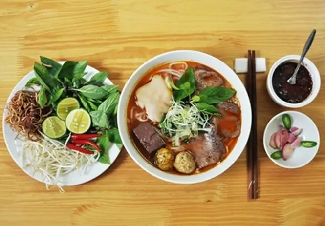Hình ảnh Bún bò huế truyền thống tô đặc biệt