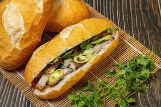 Hình ảnh Bánh mì heo quay
