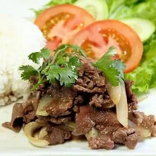 Hình ảnh Cơm phủ trứng bò xào củ hành 