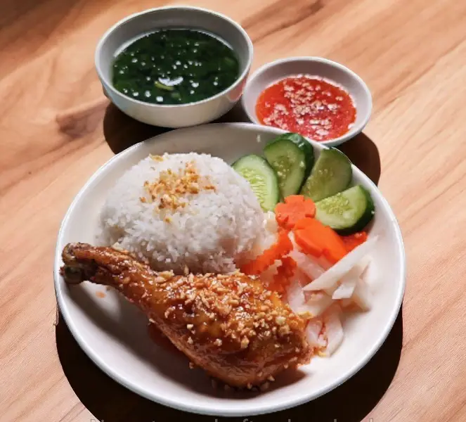 Hình ảnh Cơm gà sốt mắm tỏi nhỏ - đùi hoặc má đùi