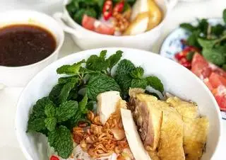 Hình ảnh Phở trộn đùi gà