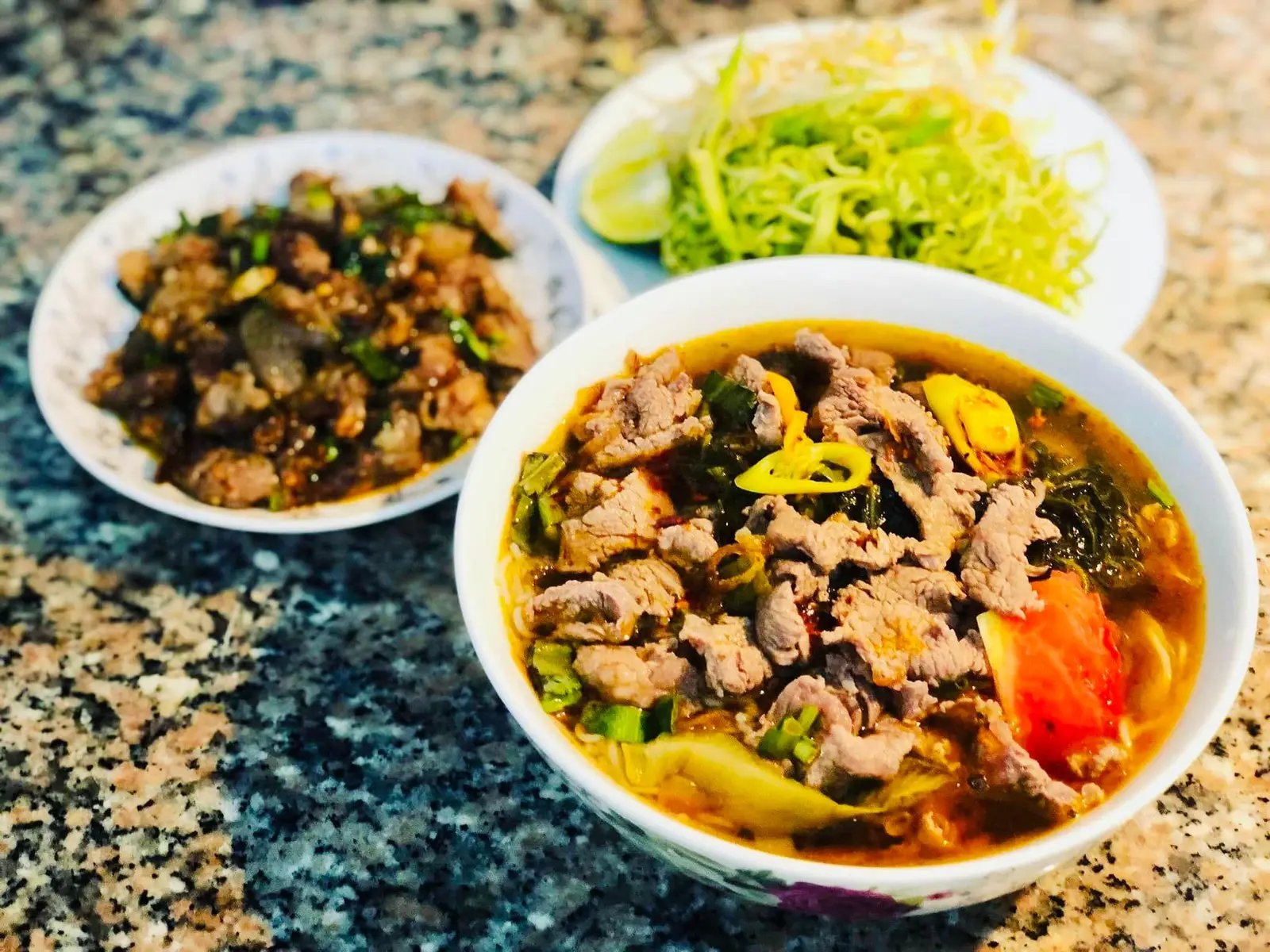 Hình ảnh Bún sườn sụn cải chua và bắp bò Úc