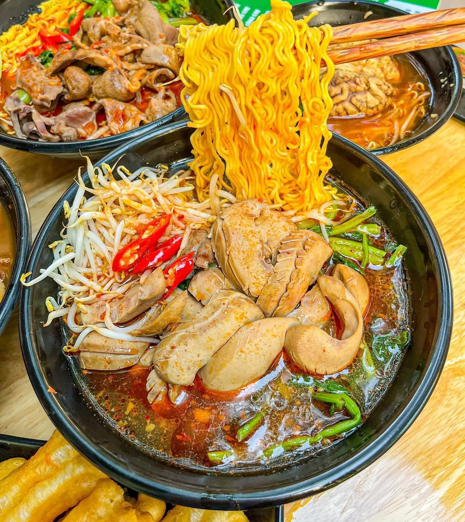 Hình ảnh Mì bò mọc cật chua cay