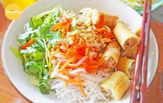 Hình ảnh Bún chả giò nhân tôm xúc xích