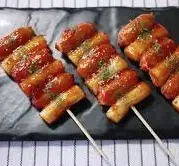 Hình ảnh Tokbokki xiên sốt cay