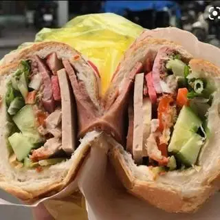 Hình ảnh Bánh mì siêu đặc biệt Phượng Lộ
