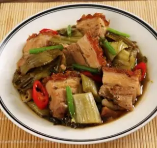 Hình ảnh Cơm heo quay xào cải chua