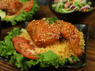 Hình ảnh Cơm gà đùi sốt mắm tỏi
