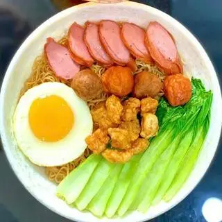 Hình ảnh Mì trộn bò viên - xúc xích - trứng