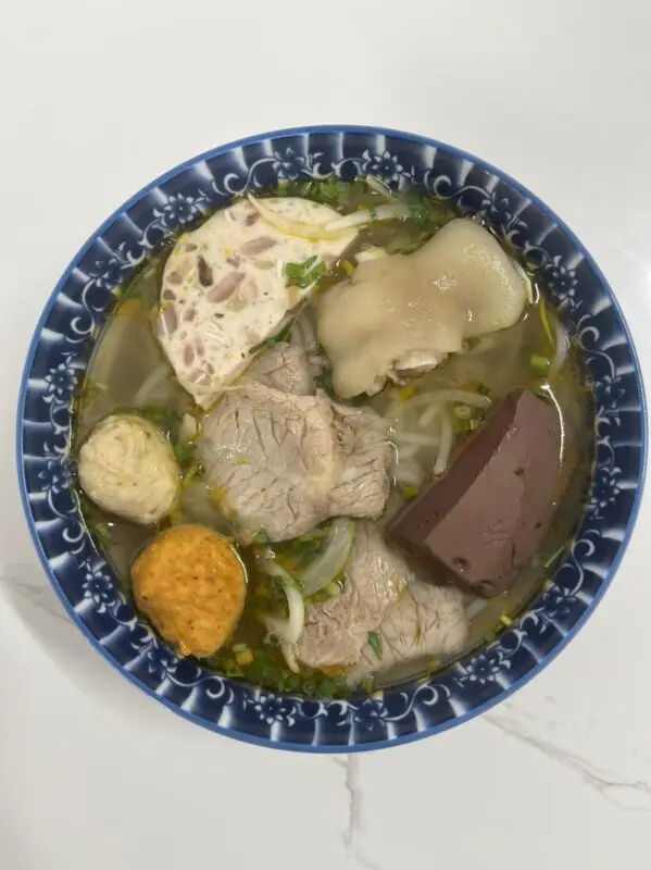 Hình ảnh Bún bò huế truyền thống tô đầy đủ