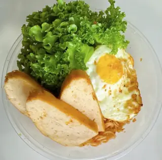 Hình ảnh Mì trộn chả lụa chiên - trứng opla - salad