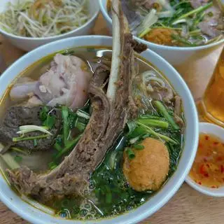 Hình ảnh Bún bò Huế sườn - không tiết