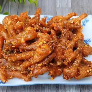 Hình ảnh Chân gà có xương chiên giòn sốt bơ mắm tỏi