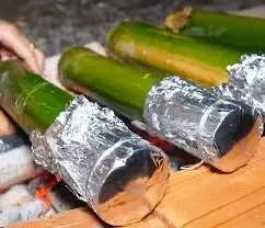Hình ảnh 1 con gà vườn nướng ống tre Tây Bắc