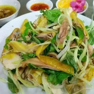 Hình ảnh Gà xé rau răm 1/2 con