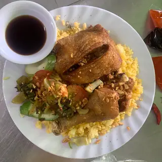 Hình ảnh Cơm chiên gà xối mỡ góc tư
