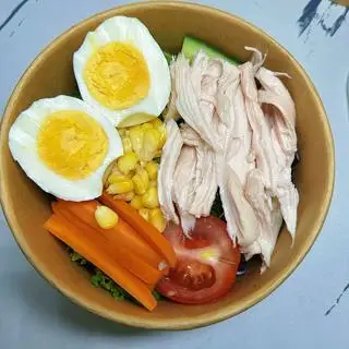 Hình ảnh Salad ức gà trứng eat clean
