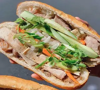 Hình ảnh Bánh mì pate chả lụa