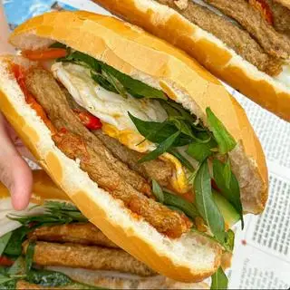 Hình ảnh Bánh mì chả cá ốp la
