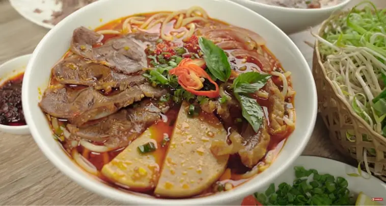 Hình ảnh Bún bò Huế gân nạm chả