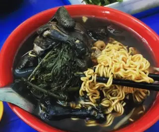 Hình ảnh Mì gà ác nguyên con + Tim gà , trứng non tần ngải cứu và 11 vị thuốc bắc