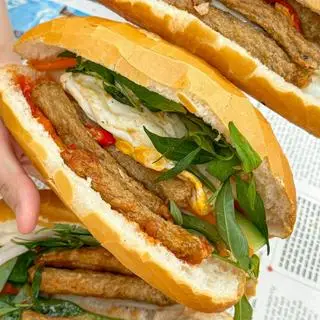 Hình ảnh Bánh mì chả cá trứng