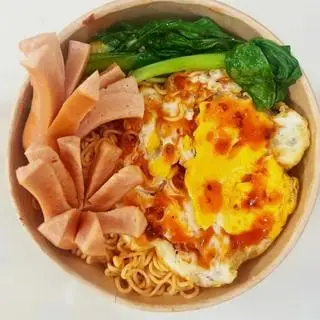 Hình ảnh Mì trộn xúc xích trứng