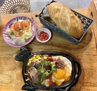 Hình ảnh Bò - trứng - xúc xích - pate ( Tặng kèm nước ngọt )