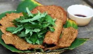 Hình ảnh Chả cá Quy Nhơn cuốn rau răm